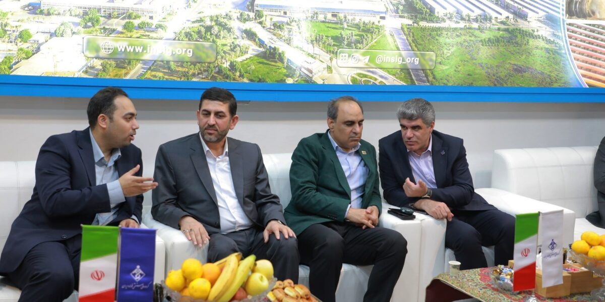 در روز دوم نمایشگاه بین‌المللی سمپوزیوم فولاد ۱۴۰۴ کیش / بازدید محمد امیر نماینده کلانشهر اهواز و عضو کمیسیون اصل ۹۰ مجلس شورای اسلامی از غرفه گروه ملی صنعتی فولاد ایران