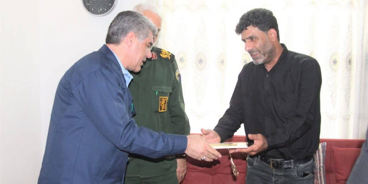 دیدار مدیرعامل گروه ملی صنعتی فولاد ایران با خانواده گرانقدر شهید ناوسروان ابوالفضل خسروشاهی